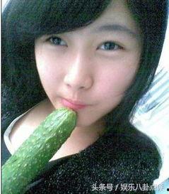 美女吃瓜的样子,美女品尝瓜果的迷人瞬间