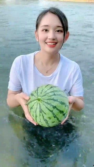 做梦在水里吃瓜,水中瓜果盛宴