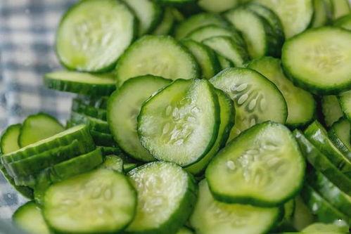 小助理吃瓜火了,网络热议背后的真相与反思