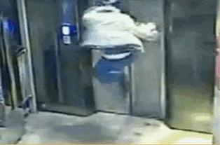 电梯门口躺下吃瓜,揭秘现代都市人的另类休闲方式